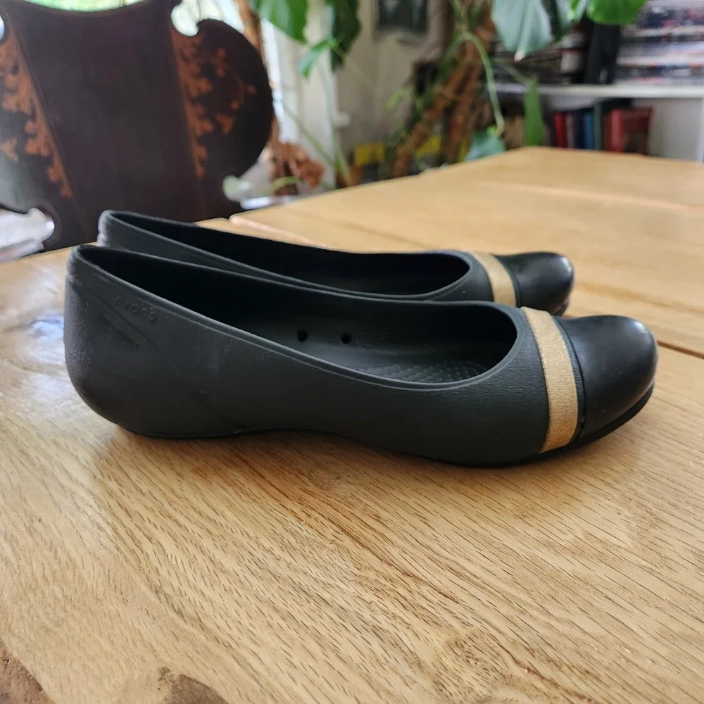 Crocs Ballet Flats Black with Gold Accents‎ Comfortable Womens Shoes Size 8